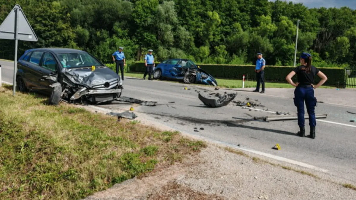 Na lice mjesta odmah su upućena dva sanitetska vozila                 