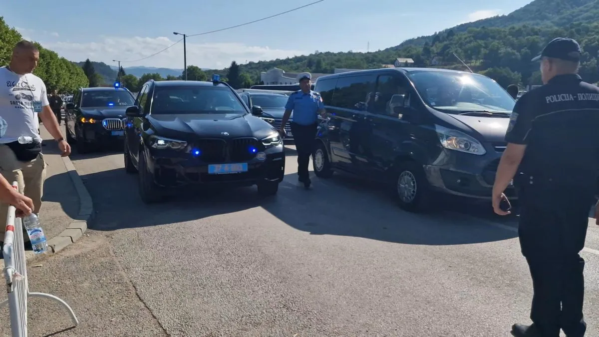 U jednom momentu jedno od Schmidtovih vozila gumom je stalo na zaštitnu ogradu koja se od pritiska prevrnula, udarila u haubu službenog vozila i oštetila je