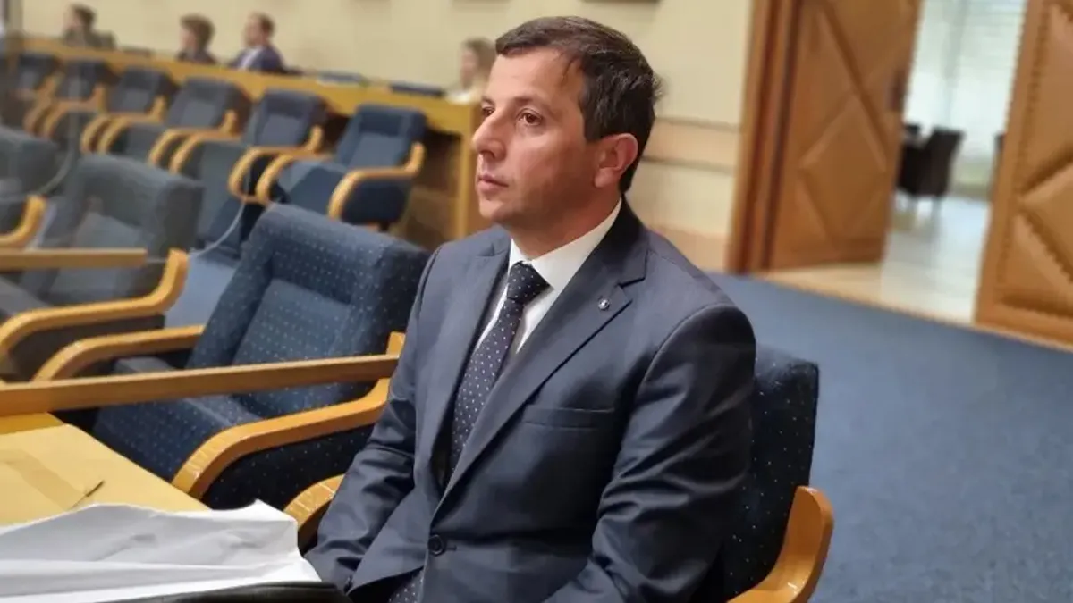 Pa popij ti čovječe, psihijatar si, vidi se kakav si. Probuši kašiku, nemoj se na silu smijati, poručio je Stevandiću
