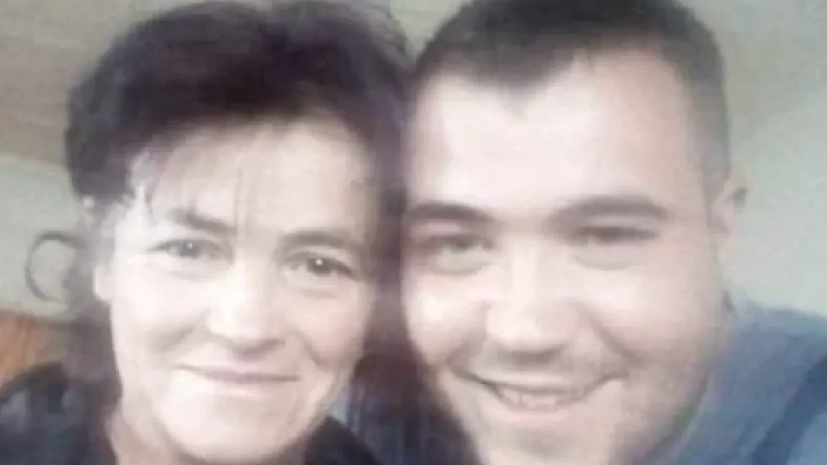 Kako su prenijeli mediji, sumnja se da je nesrećni mladić, nakon što su mu javili da mu je majka preminula, sjeo u automobil sa bratom i snajom i krenuo kući
