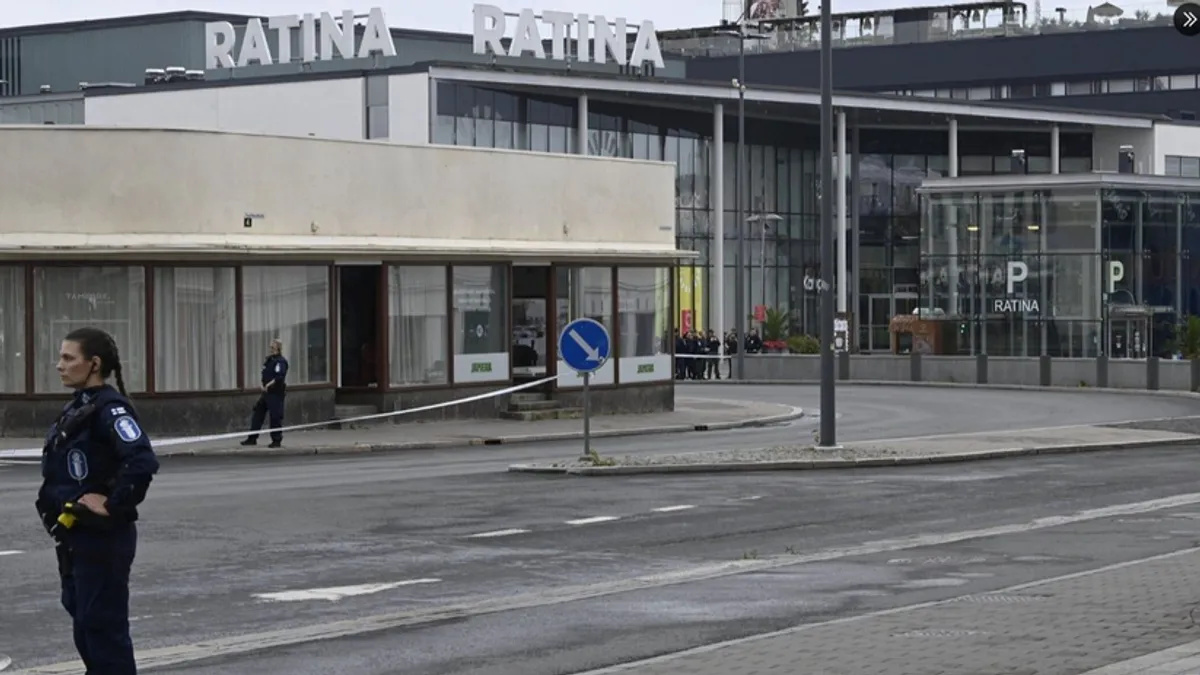 Prema prvim informacijama, napadač je nožem nasrnuo na građane i ubadao ih.