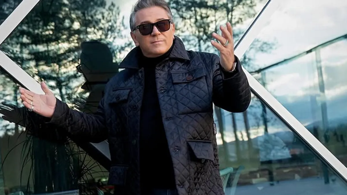 Njegova djeca Enis i Lejla nikada se nisu eksponirali u javnosti. Od oca su naslijedili talent za glazbu, no ipak nisu željeli da im to postane profesija.