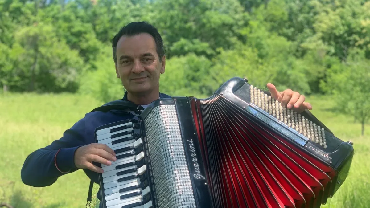 Stigao je još jedan jul, a s njim i rođendanski dan za Esu Balića, čovjeka čije je srce podijeljeno između švicarskih visova i pitome ljepote rodnog Kozarca. 