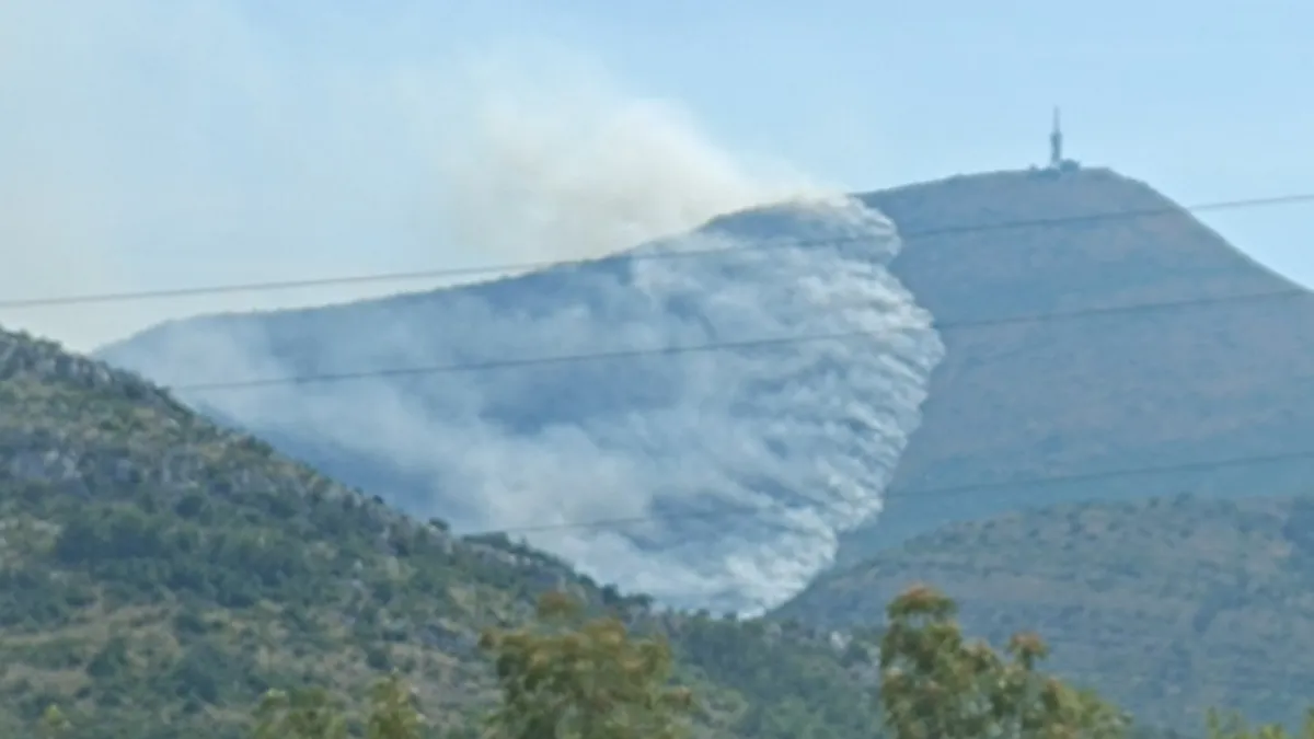 Požar koji je juče po podne izbio u selu Trebijova kod Trebinja proširio se u dva kraka, na planinu Leotar i prema selu Aljetići