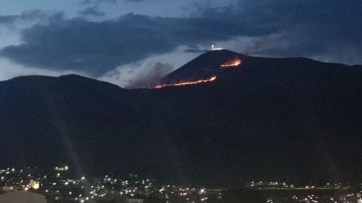 Požar koji je juče po podne izbio u selu Trebijova kod Trebinja proširio se u dva kraka, na planinu Leotar i prema selu Aljetići