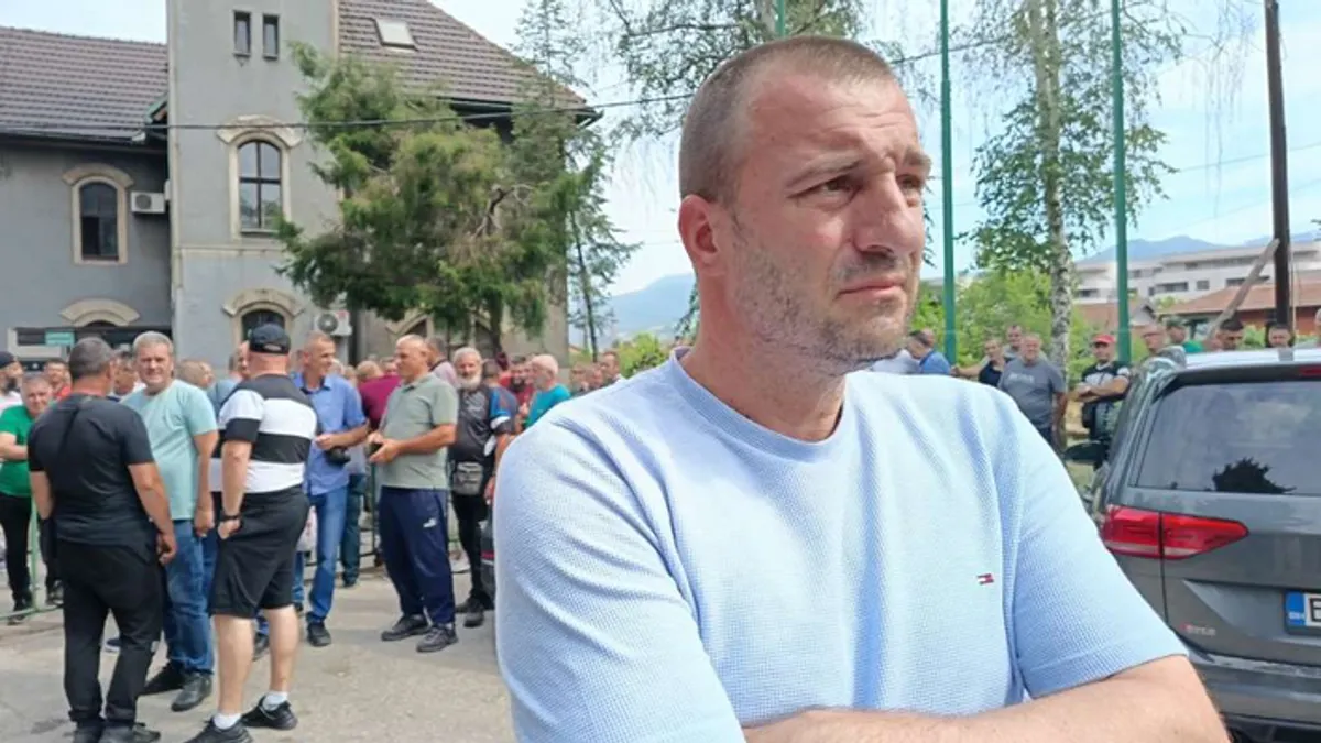 Ridžal je, kaže, bez ikakvih primanja već 16 mjeseci, a po zakonu bi, ističe, u periodu od najdalje šest mjeseci morao dobiti rješenje te početi primati zasluženu penziju