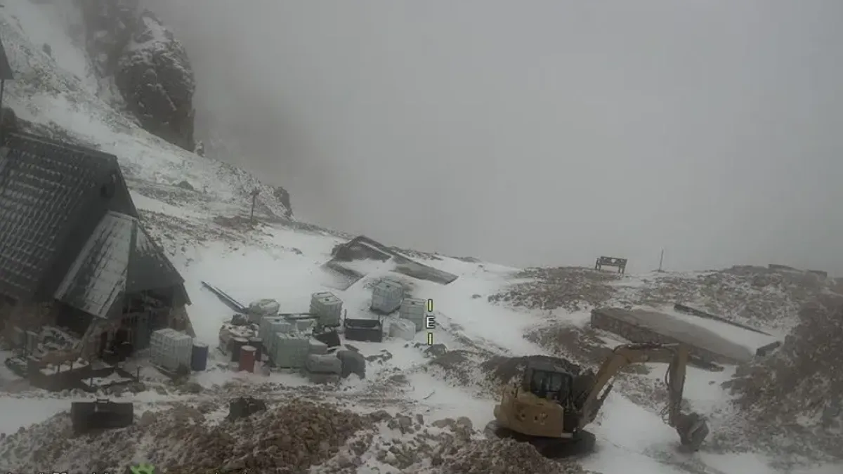 U prošlosti, kao i danas, meteorološka stanica na Kredarici izuzetno je važna za praćenje klimatskih promjena u visokim planinama i višim slojevima atmosfere