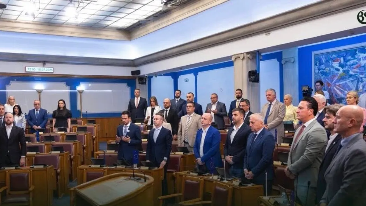 Sjednica Skupštine Crne Gore započela je minutom šutnje za žrtve genocida u Srebrenici. 