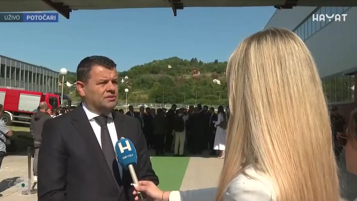 Dodaje da je žalosno da nakon 30 godina govorimo 'povratnici', jer oni su se vratitli i oni su 'svoj na svome'.