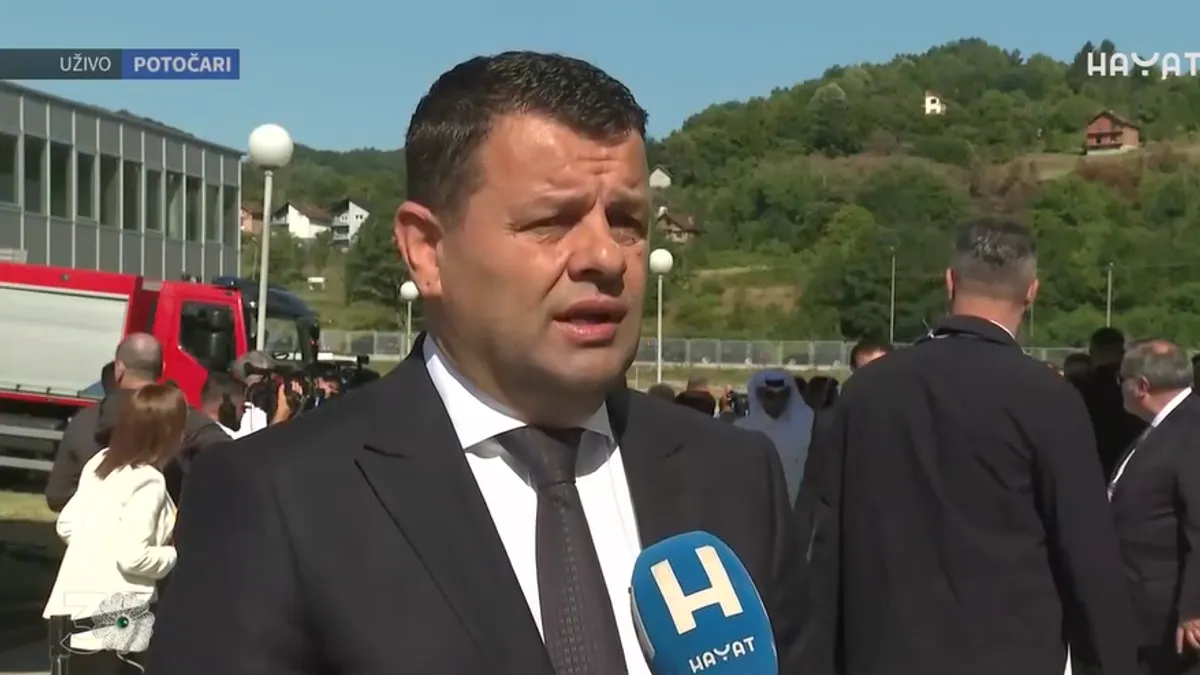 Dodaje da je žalosno da nakon 30 godina govorimo 'povratnici', jer oni su se vratitli i oni su 'svoj na svome'.