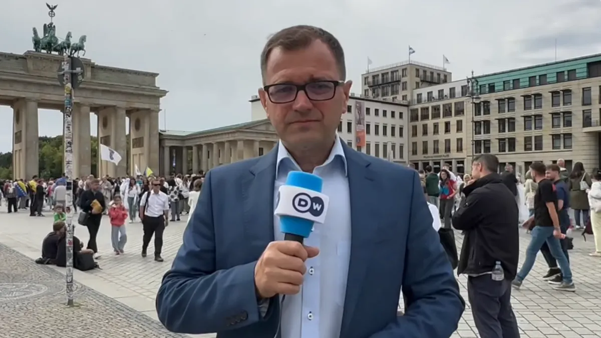 Ispred Brandenburške kapije se okupilo nekoliko desetina građana                