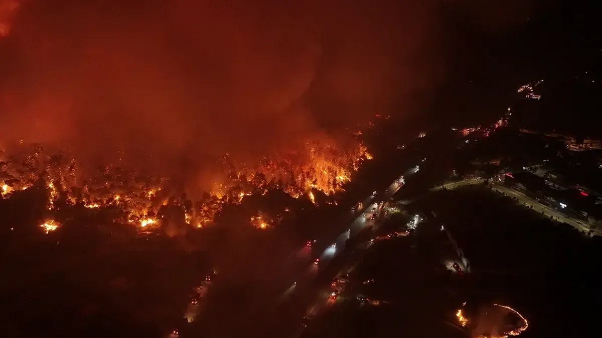 Vlasti nastavljaju intenzivne napore kako bi stavile požar pod kontrolu i zaštitile ugrožene zajednice i infrastrukturu