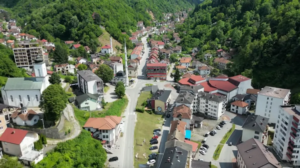Posebno ističemo neizmjernu snagu i dostojanstvo porodica žrtava, preživjelih svjedoka i majki Srebrenice, navodi se