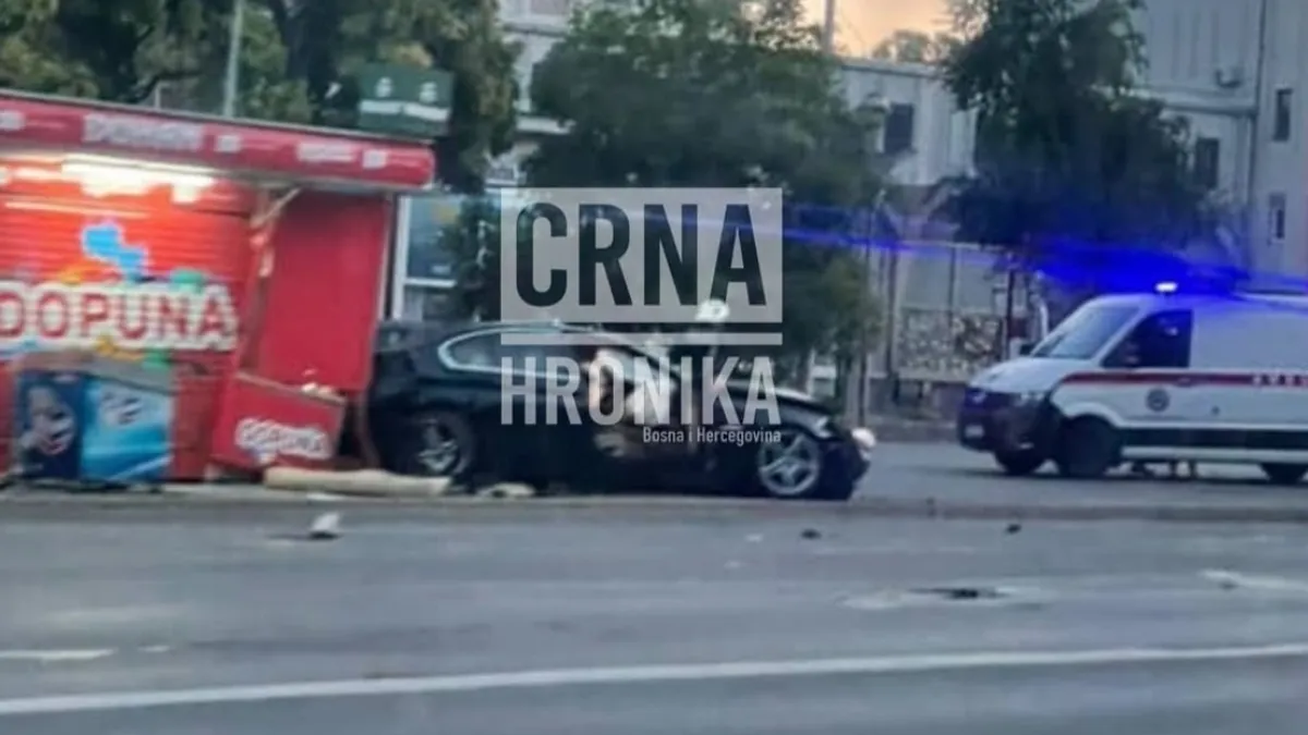 Saobraćaj u ulici Bosne Srebrene, u blizini autobuske stanice u Tuzli, upotpunosti je obustavljen