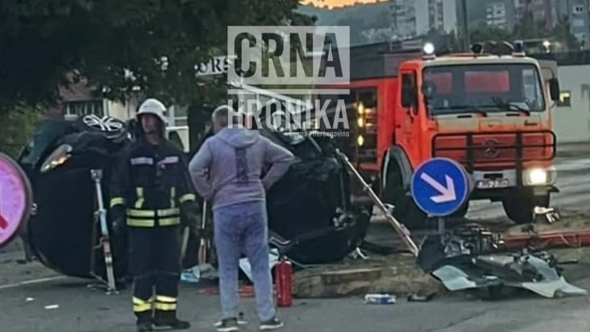 Saobraćaj u ulici Bosne Srebrene, u blizini autobuske stanice u Tuzli, upotpunosti je obustavljen