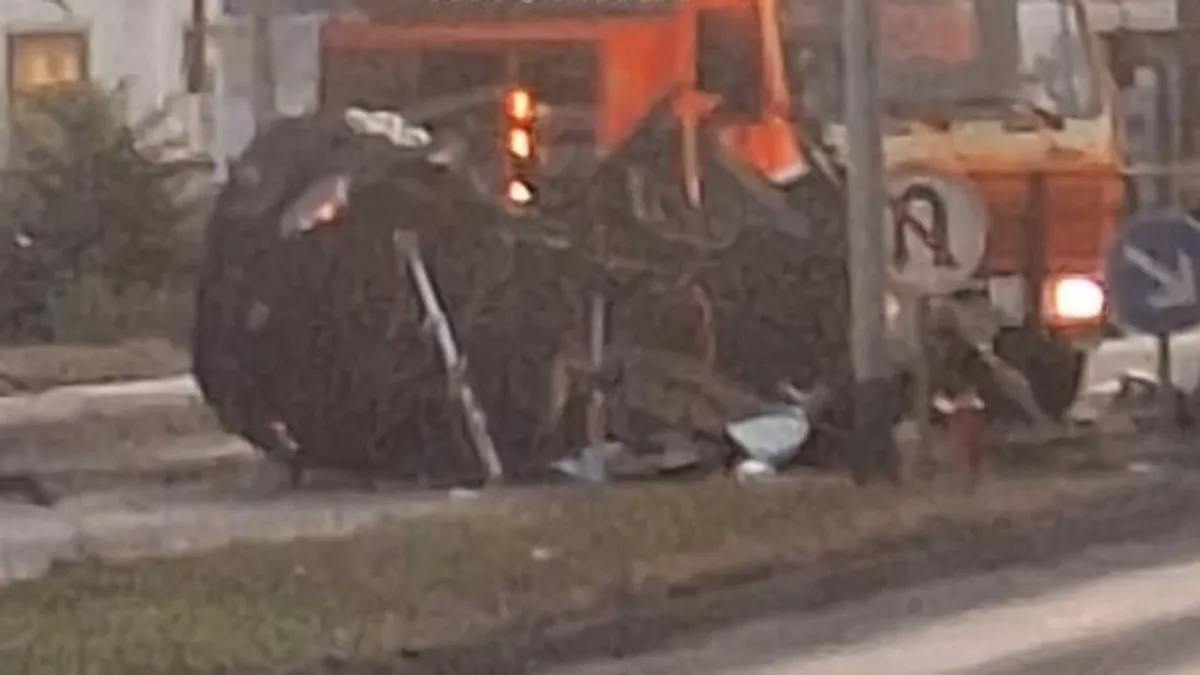 Saobraćaj u ulici Bosne Srebrene, u blizini autobuske stanice u Tuzli, upotpunosti je obustavljen
