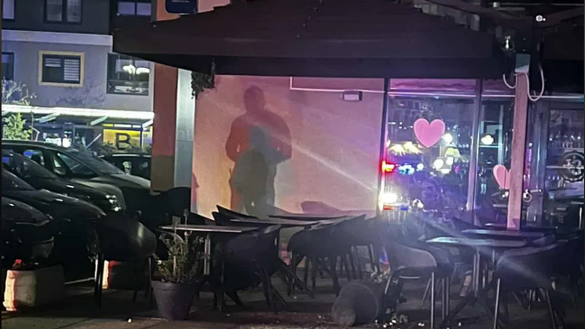 Kako se vidi na fotografijama, eksplozija je izazvala materijalnu štetu na objektu