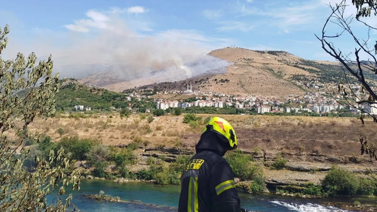 Air Tractor koji je jučer imao 15-tak naleta na ovom području i jutros od 8.30 sati angažiran je na gašenju, rekao nam je Pavlović