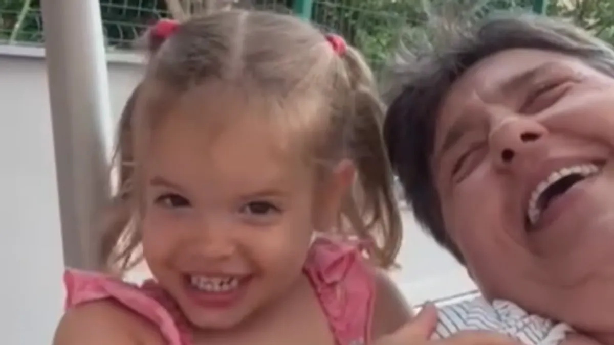 Najmlađa kćerka Hana je glavni akter posljednjeg videa, a društvo joj pravi nana.