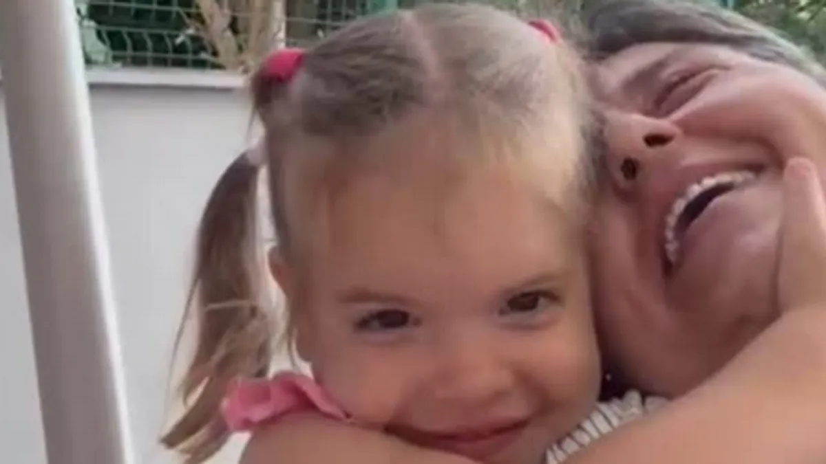 Najmlađa kćerka Hana je glavni akter posljednjeg videa, a društvo joj pravi nana.