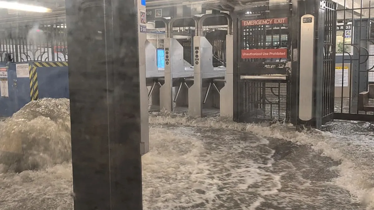 Zbog obilnih kiša u New Yorku je izdato upozorenje na poplave, pojedine ceste su zatvorene, a došlo je i do kašnjenja letova.