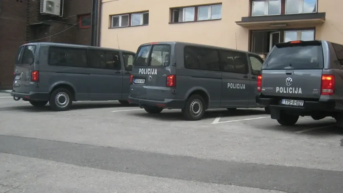 Licima koja se sumnjiče za počinjenje krivičnih djela, A. Dž. (1991) i L.K. (1995), obojica nastanjeni u Tuzli, je oduzeta sloboda