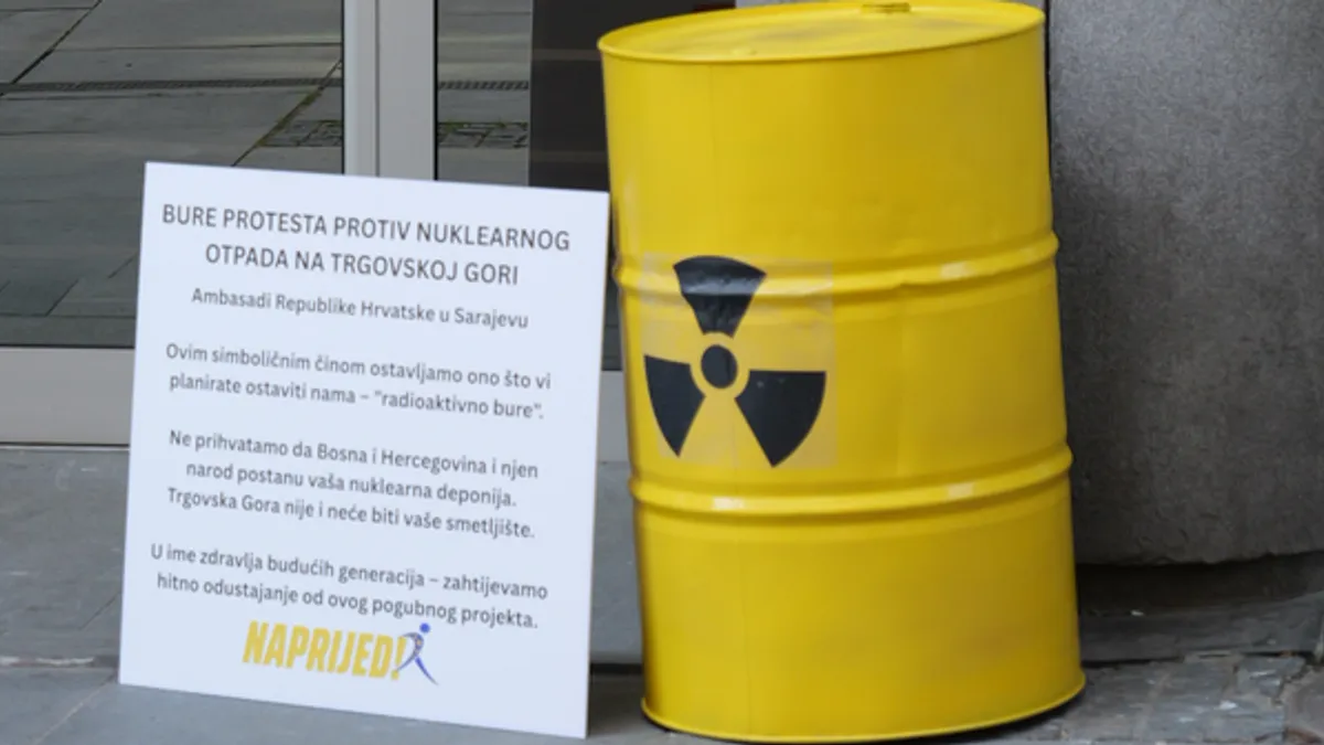 'Radioaktivno bure' ispred Ambasade Hrvatske u Sarajevu: Ne pristajemo...