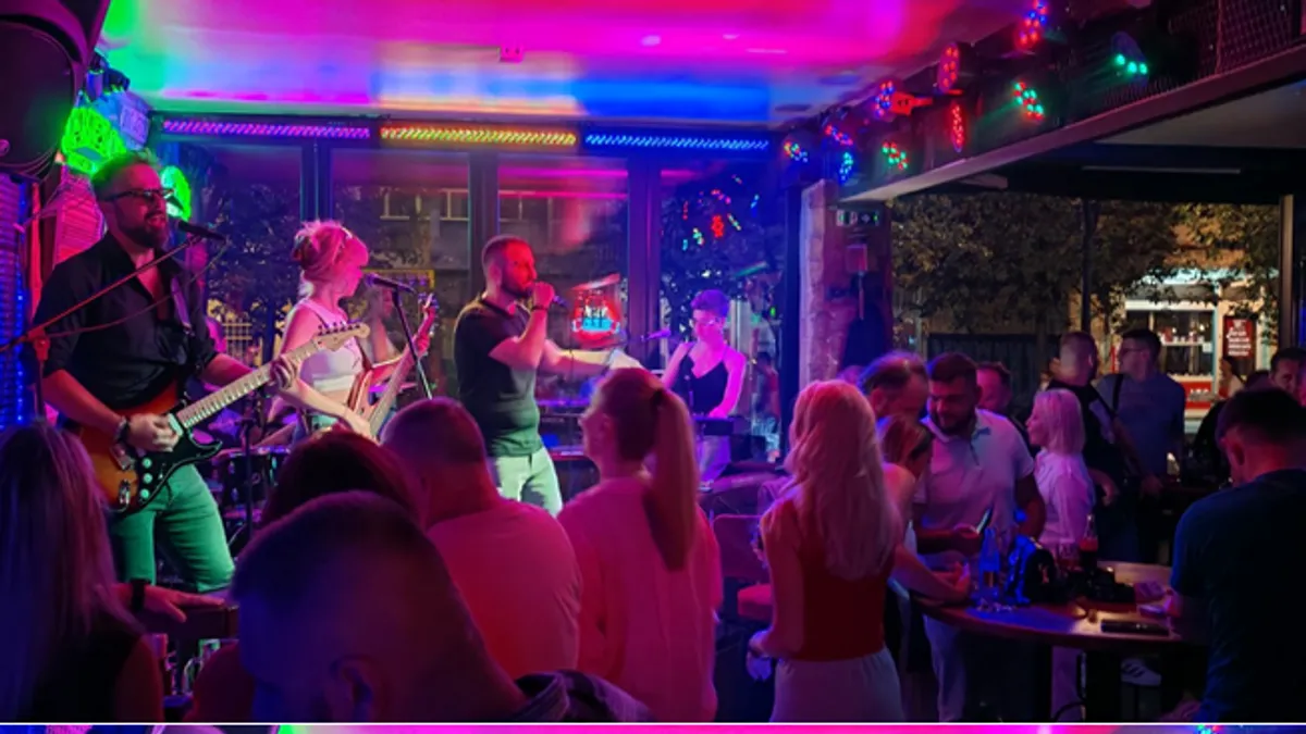 Odnedavno muzička scena Bosne i Hercegovine svjedoči usponu novog fenomena odnosno benda "Stakleni grad". 