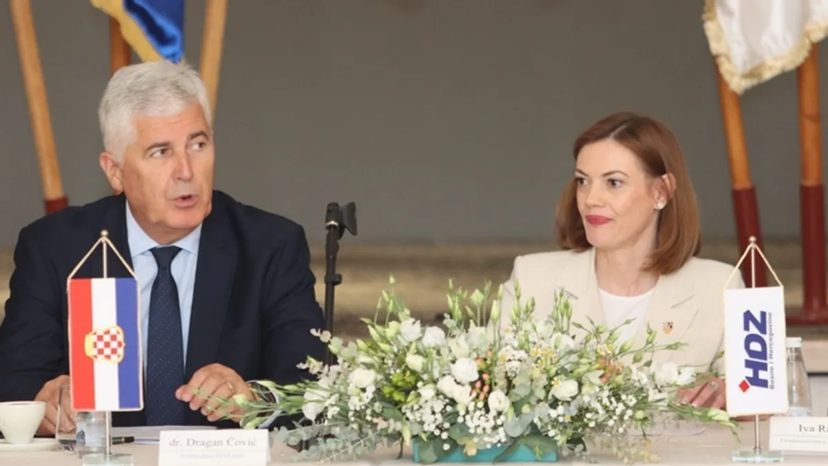 Najmanje dvije zastave zabranio je Ustavni sud. Jedna od njih je zastava "Herceg Bosne", koja je uredno ispred nosa Dragana Čovića!