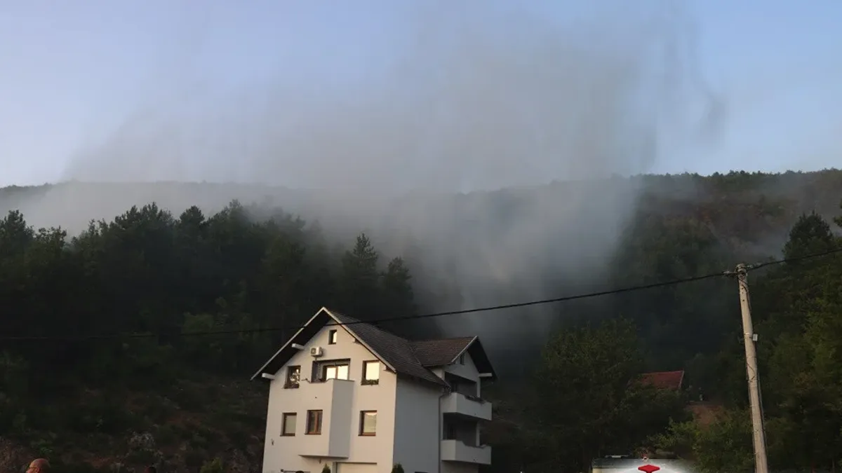 Požar je izbio jučer u poslijepodnevnim satima na lokaciji Podbor, gdje gori crnogorična šuma