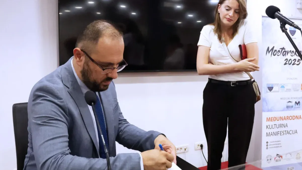 Riječ je o prvoj promociji ovog djela u Mostaru i Hercegovini, a kako je kazao autor, knjiga tematizira povijesnu i suvremenu ulogu franjevačkog reda u Bosni i Hercegovini