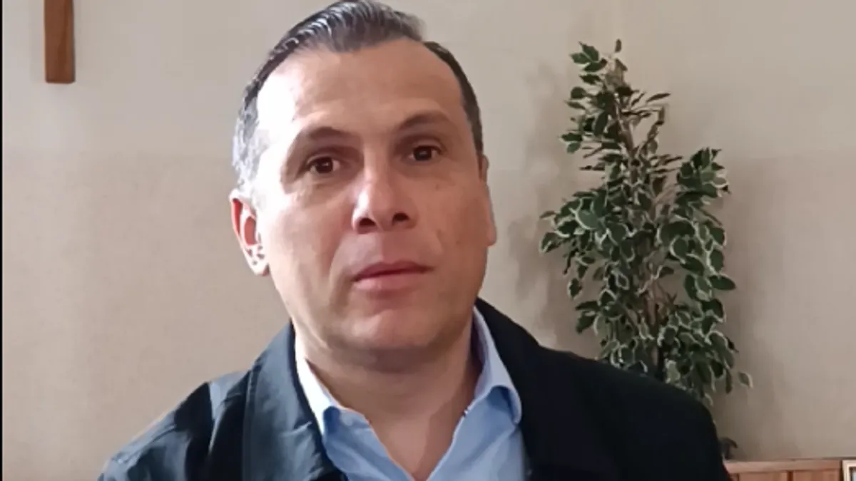 Iz srca patnje, usred ruševina i neopisive boli, dopire glas palestinskog svećenika Munzira Ishaqa. 