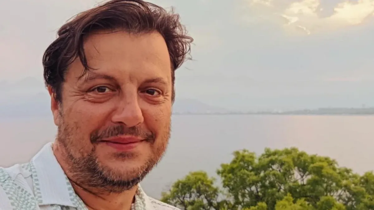 Desetak minuta prije slijetanja, pored mene je prošao čovjek koji je u rukama držao kafu i telefon, ispričao je Nasteski