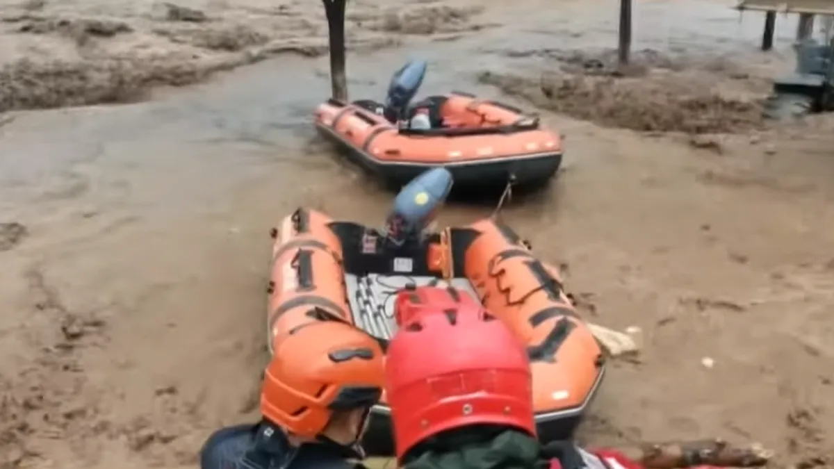 Vlasti su pokrenule operacije kontrole poplava i hitne pomoći dok se dronovi koriste za dostavu vitalnih potrepština u izolovana područja