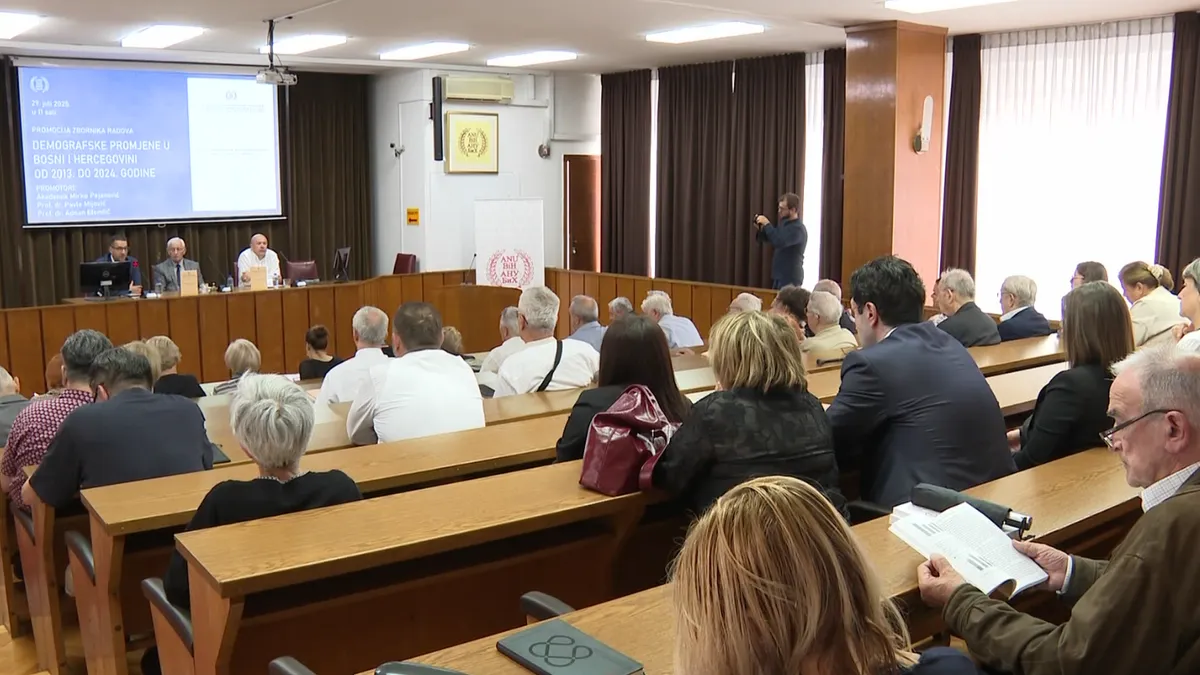 Istaknuto je da BiH bilježi negativan prirodni priraštaj još od 2009. godine, a do 2022. taj trend je dosegao -6,7 na 1.000 stanovnika.