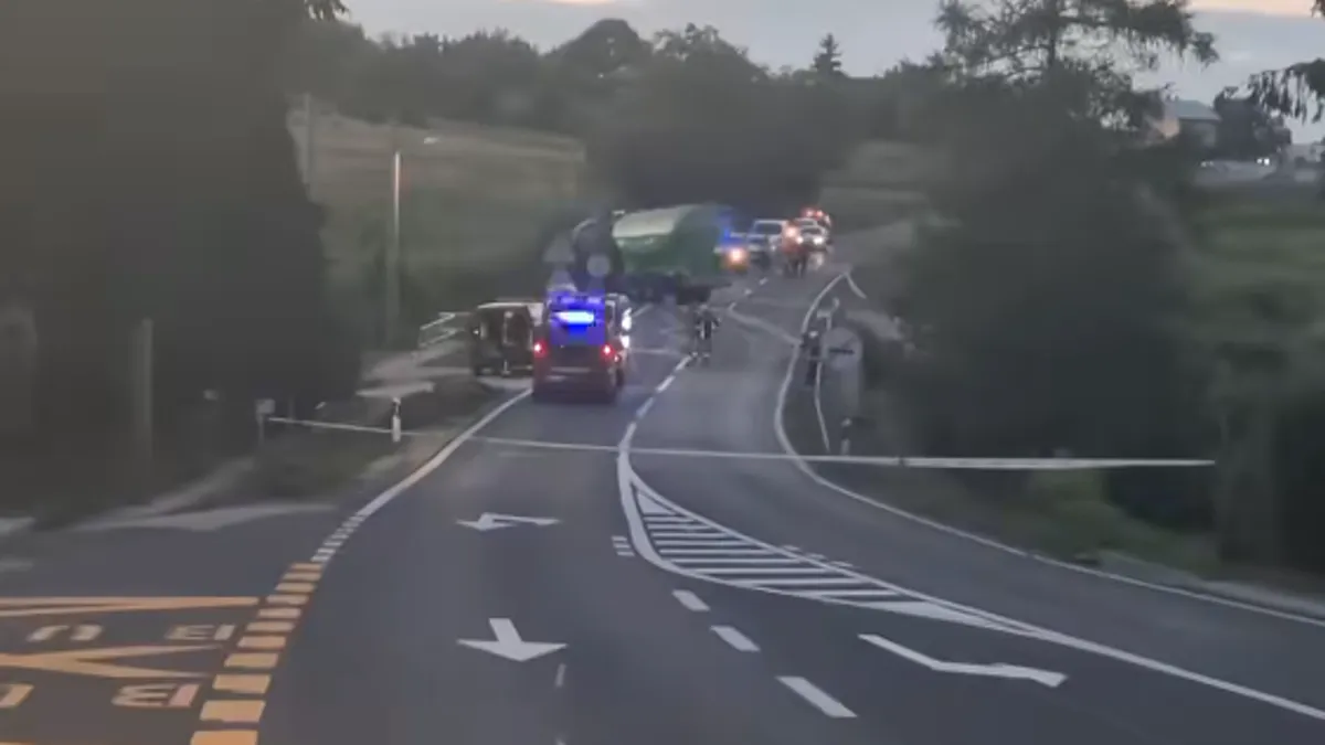 Teška nesreća dogodila se kad je vozilo kojim je upravljao 30-godišnjak, iz još neutvrđenog razloga, prešlo u suprotnu traku