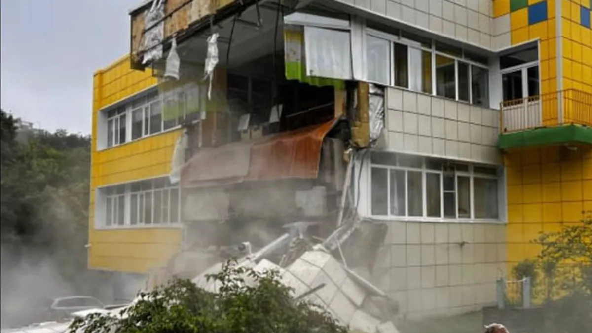 U Japanu, gdje su sjećanja na razorni cunami iz 2011. još svježa, vlasti su naložile evakuaciju stanovništva duž istočne obale, uključujući prefekture Fukushima i Miyagi