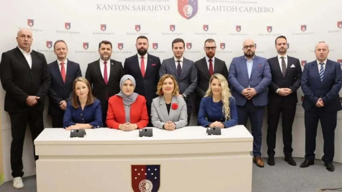 Prije nego što je postao premijer, Uk je bio vijećnik u Općinkom vijeću Centar, pa u Gradskom vijeću, a vrhunac uspjeha je da je bio generalni sekretar Naše stranke