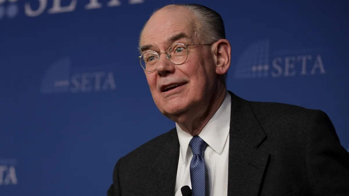 Govoreći o ulozi SAD, Mearsheimer navodi da američka politika na Bliskom istoku ne slijedi princip "America first", nego "Israel first"