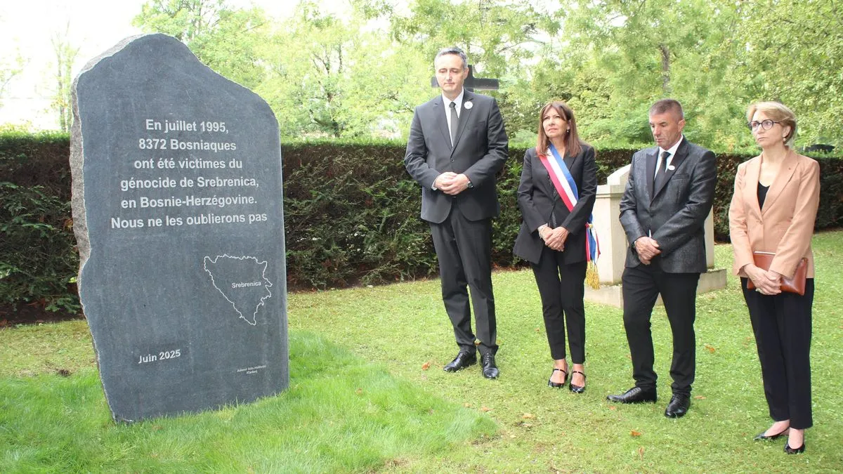 Spomenik žrtvama srebreničkog genocida u Pariz dopremljen iz BiH: Mapa kao simbolična poruka