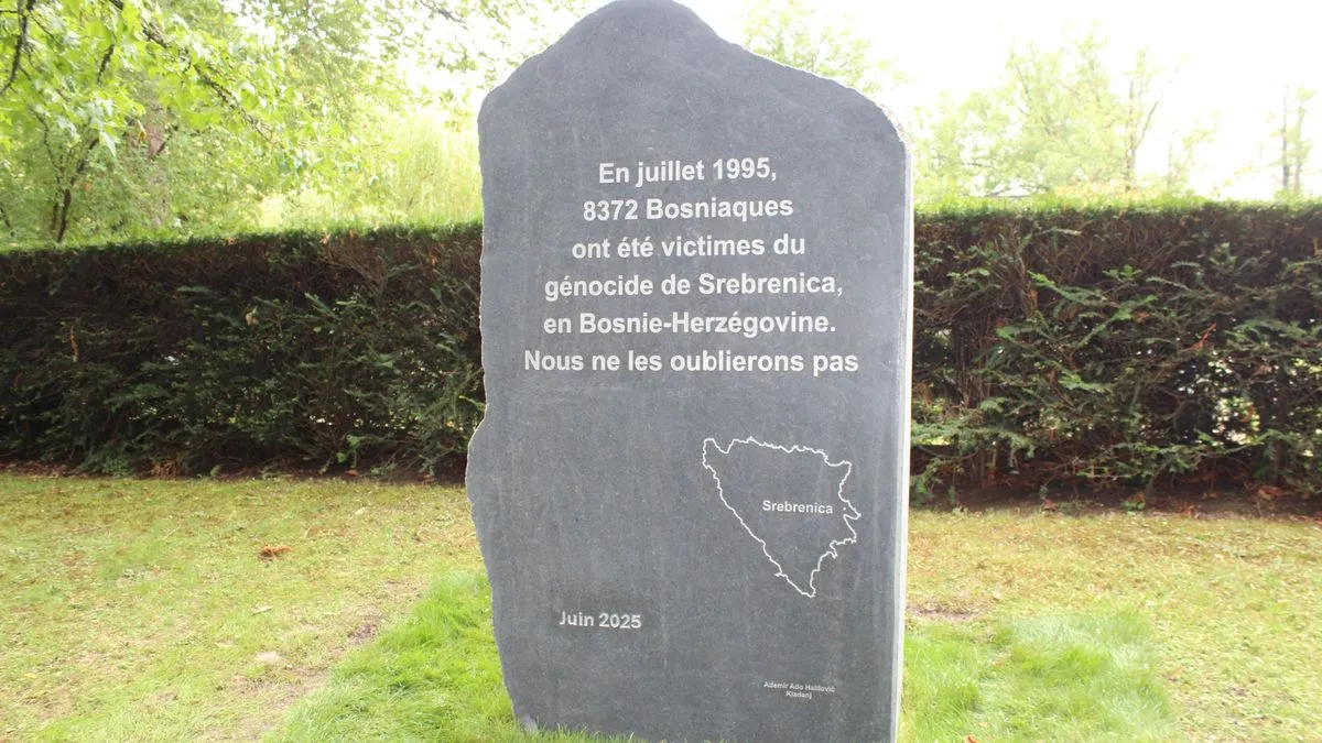 Spomenik žrtvama genocida u Srebrenici postavljen je u aleji memorijalnih spomenika, neposredno pored spomenika posvećenog žrtvama genocida nad Tutsijima u Ruandi 