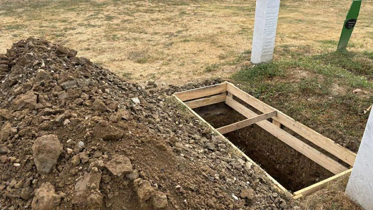 Veliki broj ljudi je već sada u Potočarima, a grupe i dalje organizovano dolaze iz BiH, regije i inozemstva