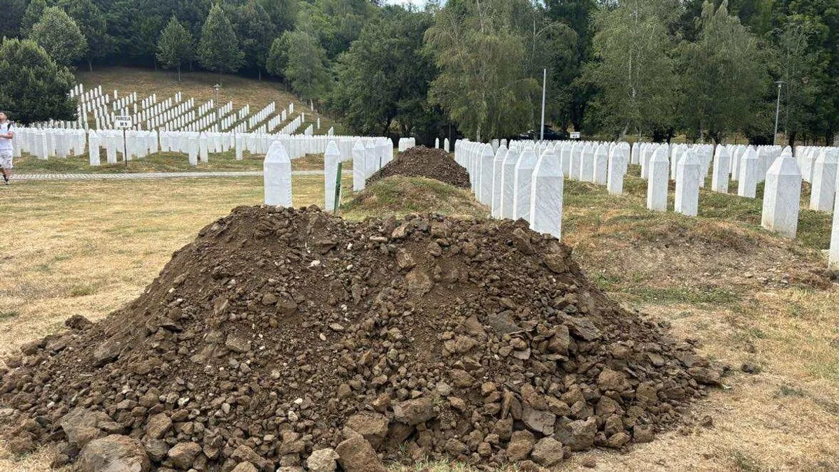 Veliki broj ljudi je već sada u Potočarima, a grupe i dalje organizovano dolaze iz BiH, regije i inozemstva
