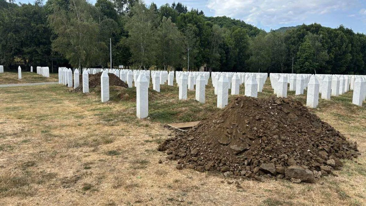 Veliki broj ljudi je već sada u Potočarima, a grupe i dalje organizovano dolaze iz BiH, regije i inozemstva