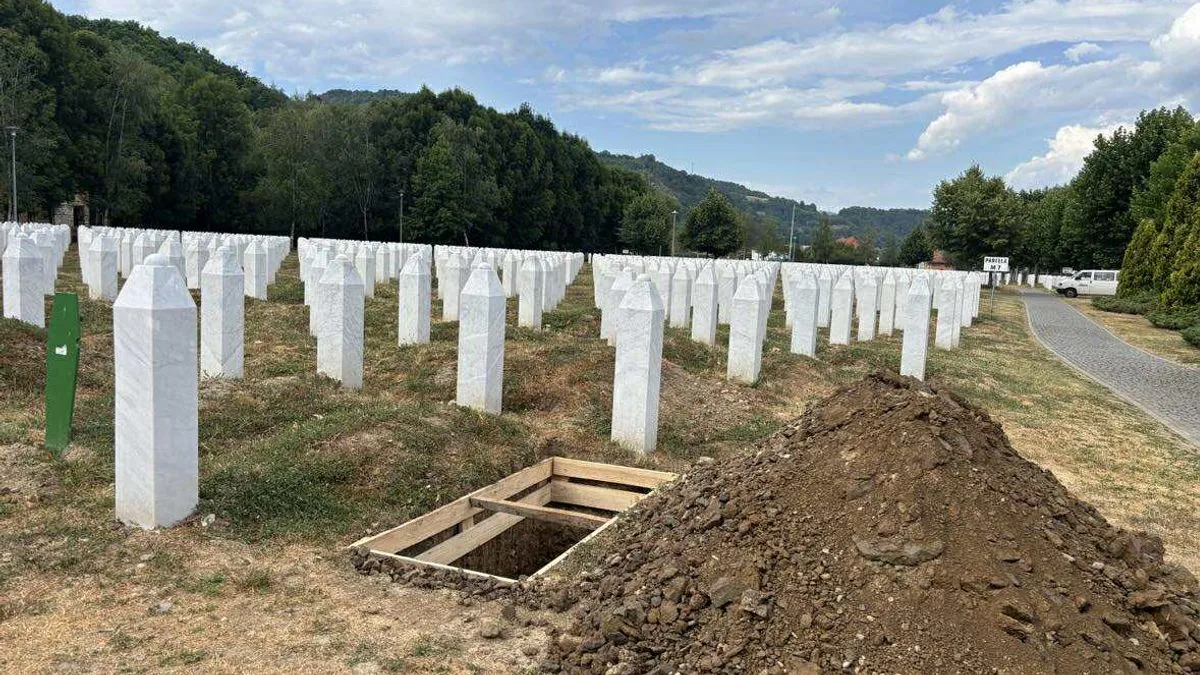 Veliki broj ljudi je već sada u Potočarima, a grupe i dalje organizovano dolaze iz BiH, regije i inozemstva