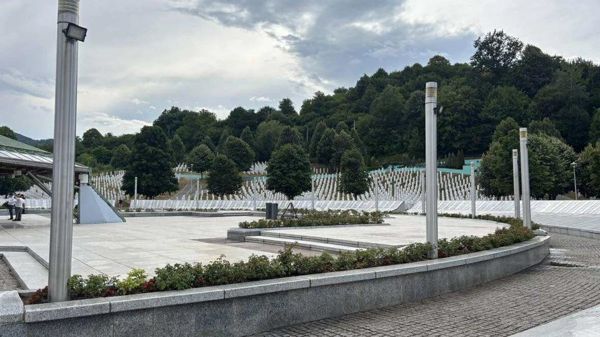 Veliki broj ljudi je već sada u Potočarima, a grupe i dalje organizovano dolaze iz BiH, regije i inozemstva