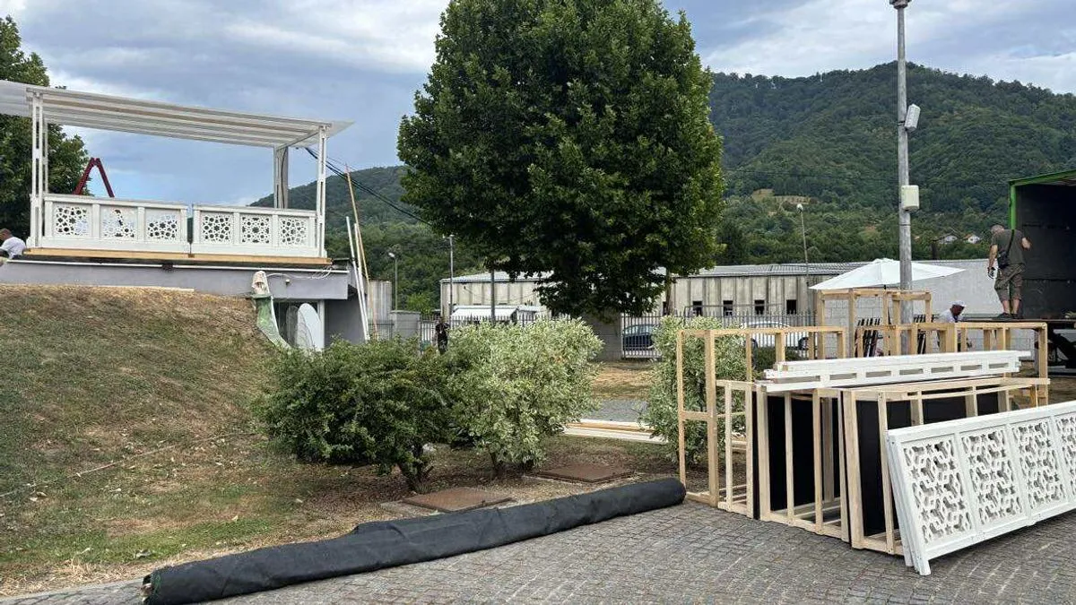 Veliki broj ljudi je već sada u Potočarima, a grupe i dalje organizovano dolaze iz BiH, regije i inozemstva
