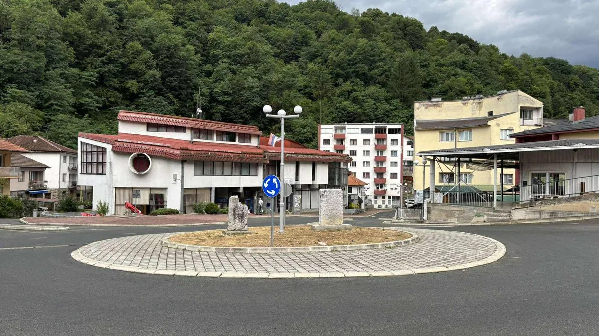 Veliki broj ljudi je već sada u Potočarima, a grupe i dalje organizovano dolaze iz BiH, regije i inozemstva
