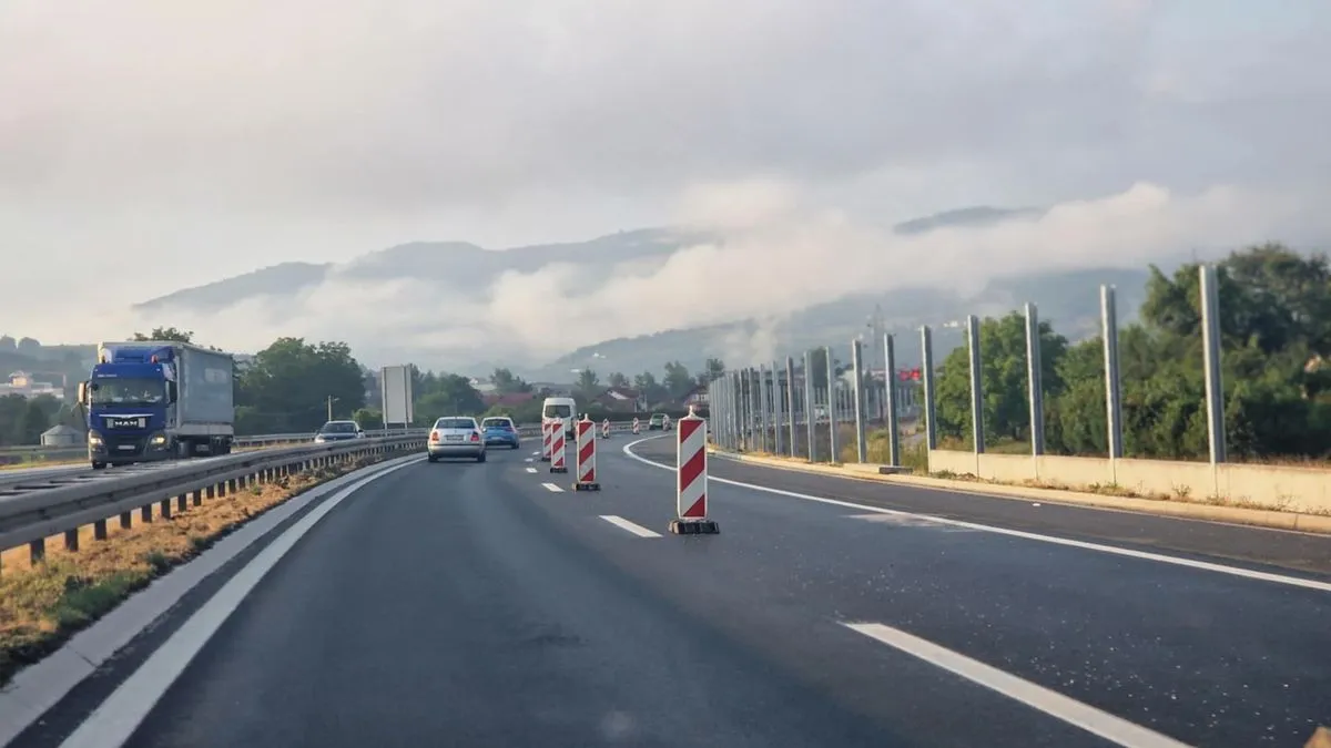 S obzirom na trenutnu situaciju, apelira se na vozače da obrate posebnu pozornost na moguće gužve, usporeni promet i eventualne obustave saobraćaja.
