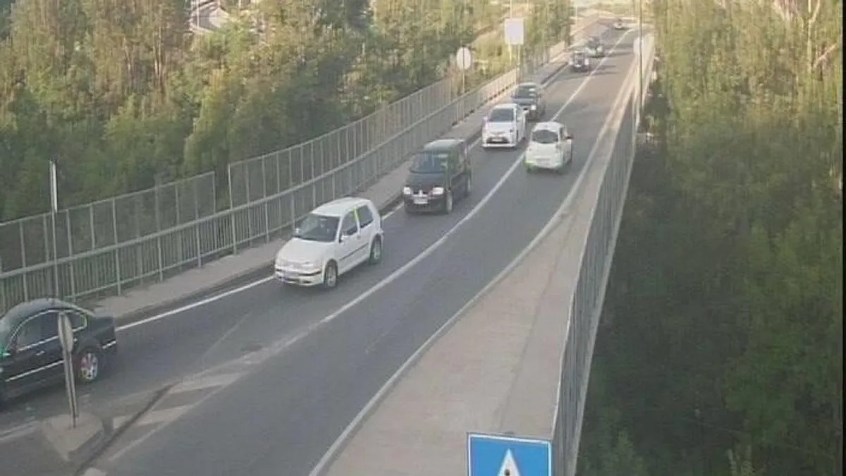 Za putnike koji planiraju putovanje prema susjednim zemljama, granični prelaz Brčko je otvoren za putnička vozila do 3,5 tone.